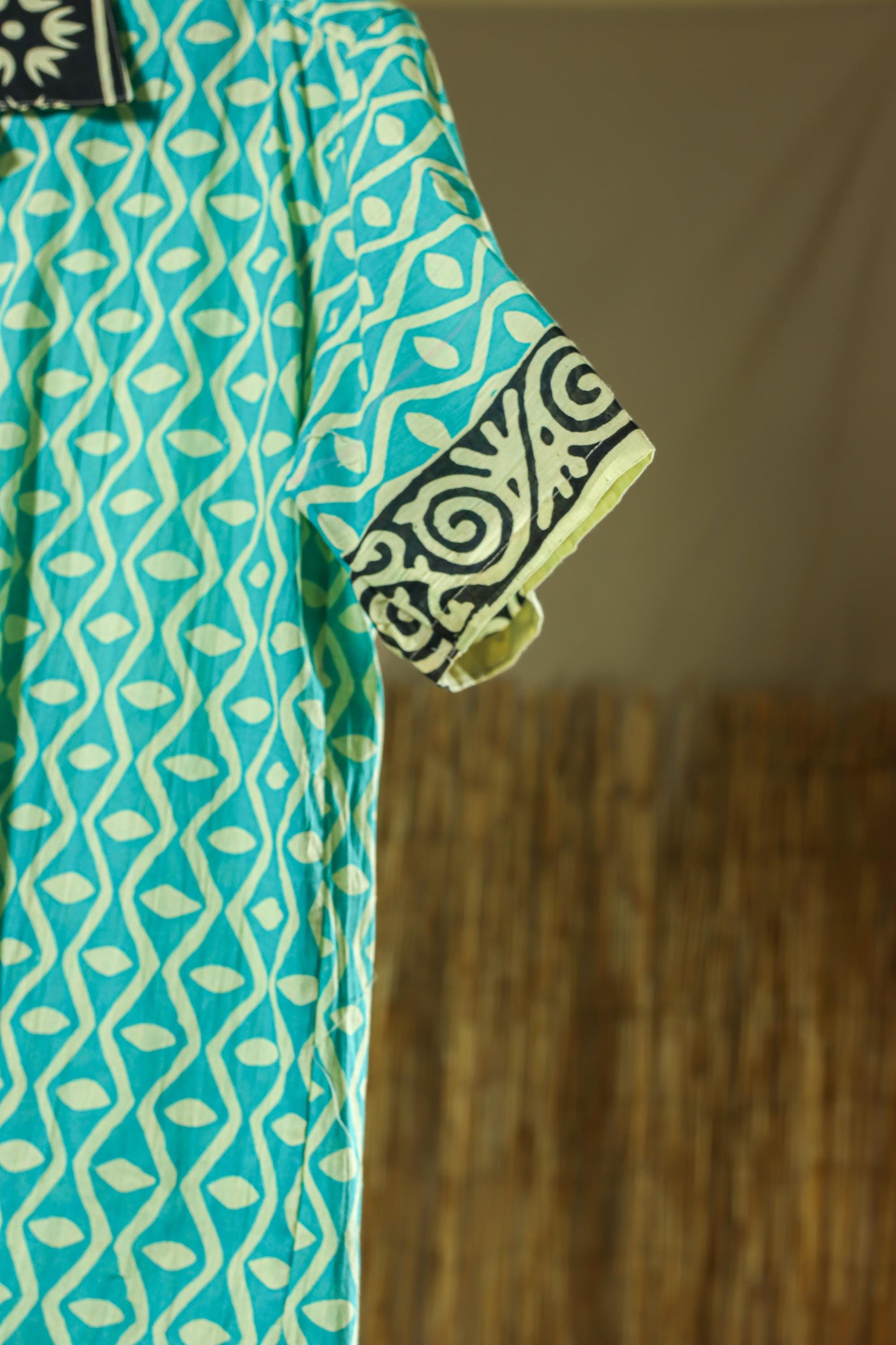 Blue Geometric Men Button Up Shirt, Bohemian Beach Short Sleeve Print Cotton Buttoned Down Summer Male Guys Collared Designer Dress Shirt