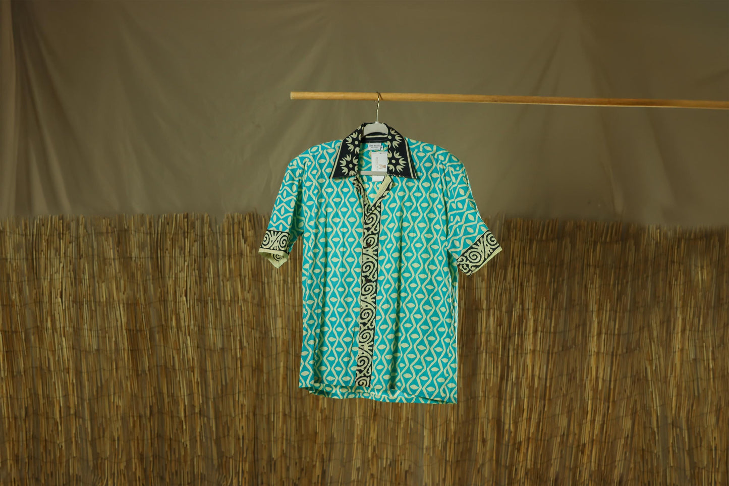 Blue Geometric Men Button Up Shirt, Bohemian Beach Short Sleeve Print Cotton Buttoned Down Summer Male Guys Collared Designer Dress Shirt